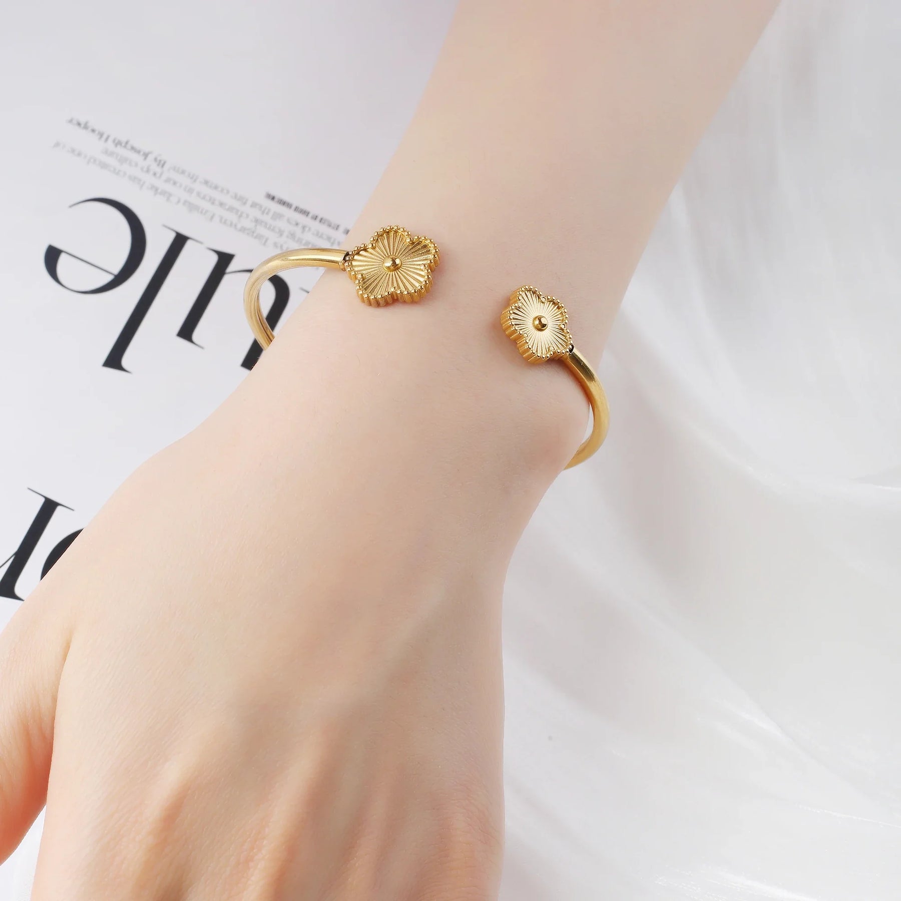 Bracelete Luxuoso Unissex Five-Leaf Flower
