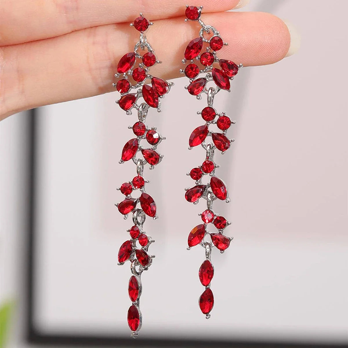 Brincos Longos Retrô com Rosa e Detalhes em Strass