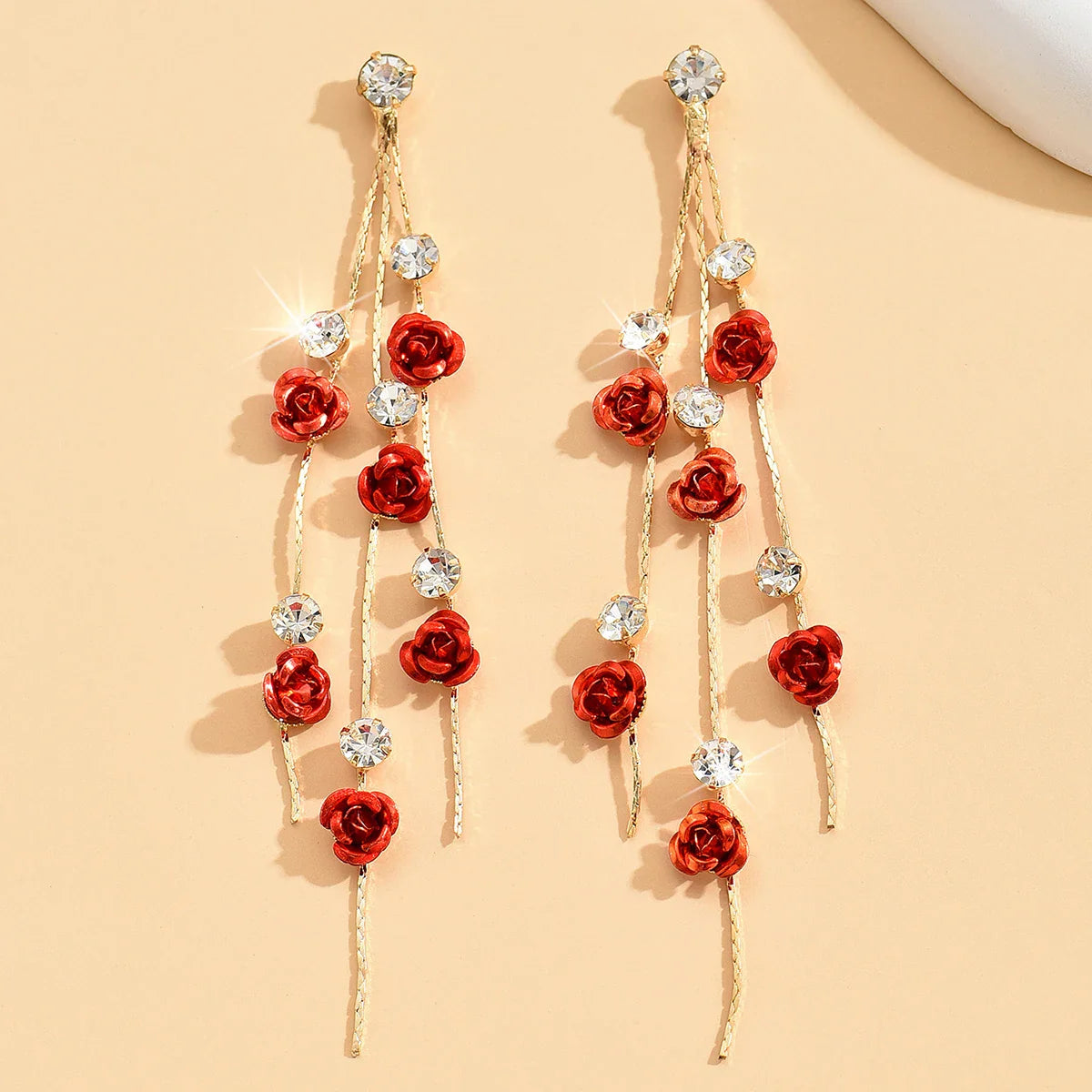 Brincos Longos Retrô com Rosa e Detalhes em Strass