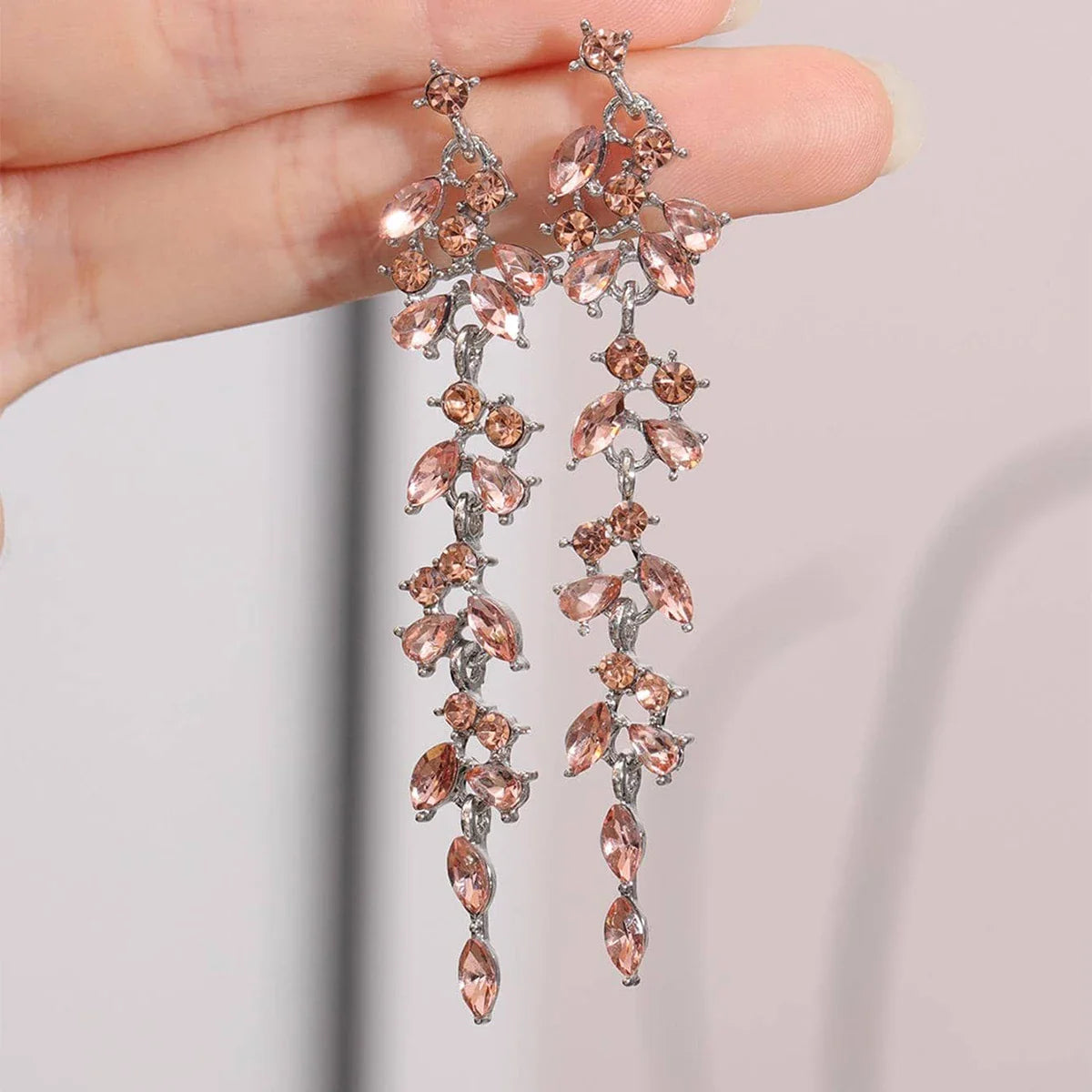 Brincos Longos Retrô com Rosa e Detalhes em Strass