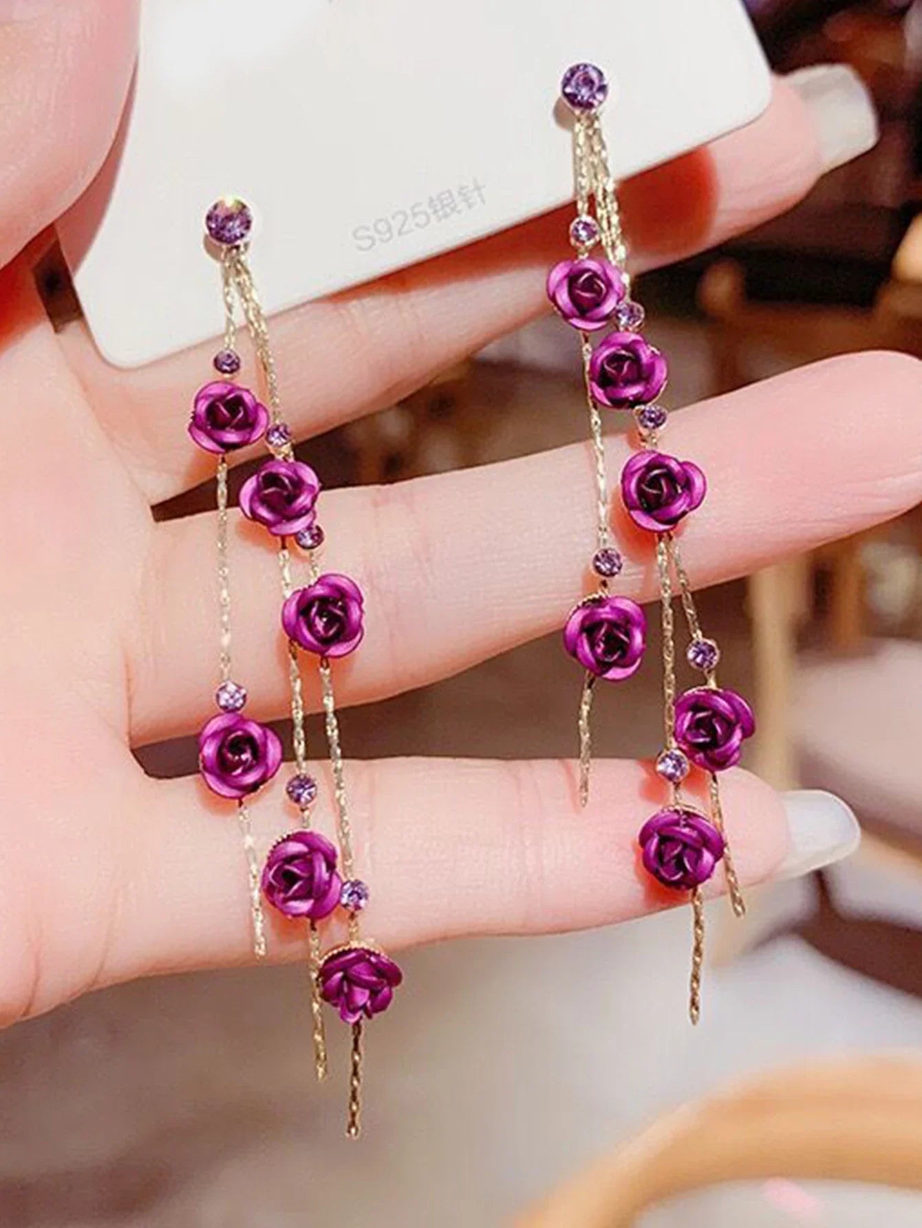 Brincos Longos Retrô com Rosa e Detalhes em Strass
