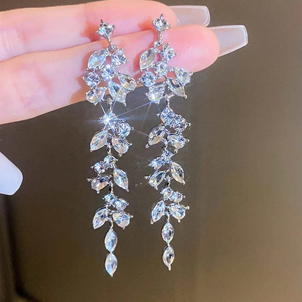 Brincos Longos Retrô com Rosa e Detalhes em Strass