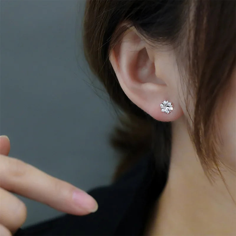 Brincos Love Knot com Banho de Ouro 14K