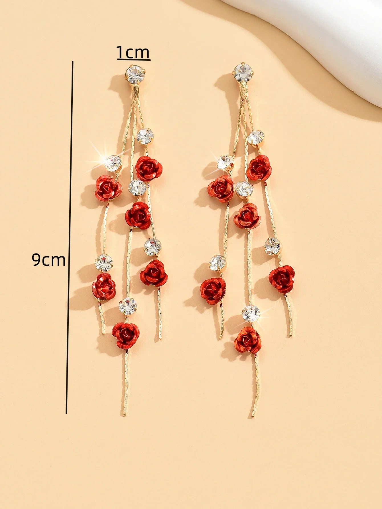 Brincos Longos Retrô com Rosa e Detalhes em Strass