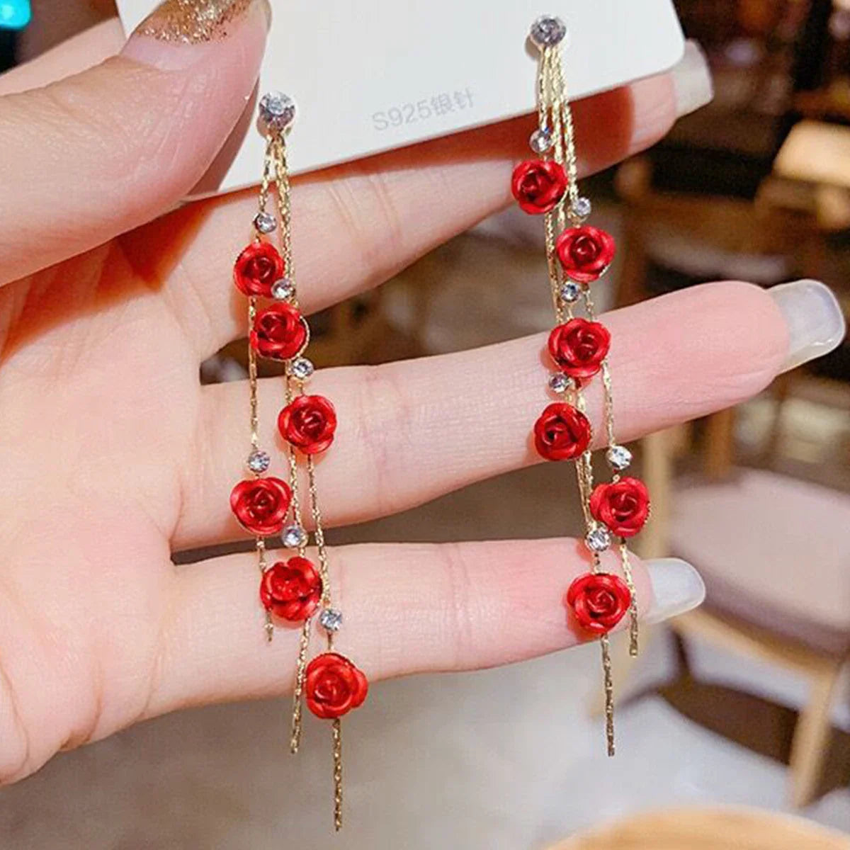 Brincos Longos Retrô com Rosa e Detalhes em Strass