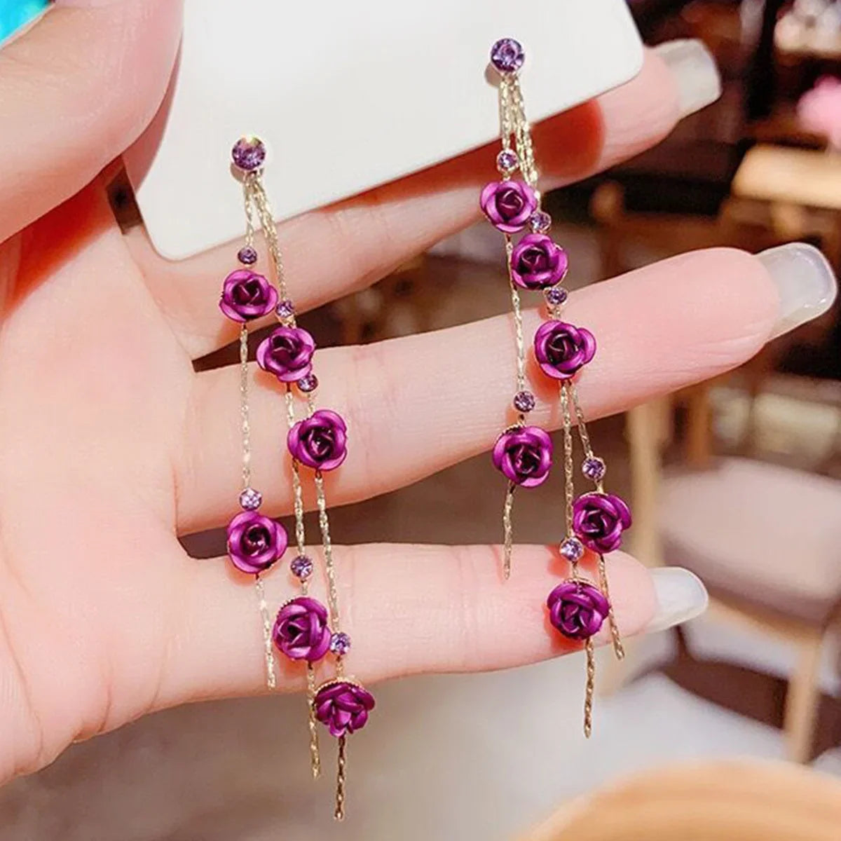 Brincos Longos Retrô com Rosa e Detalhes em Strass